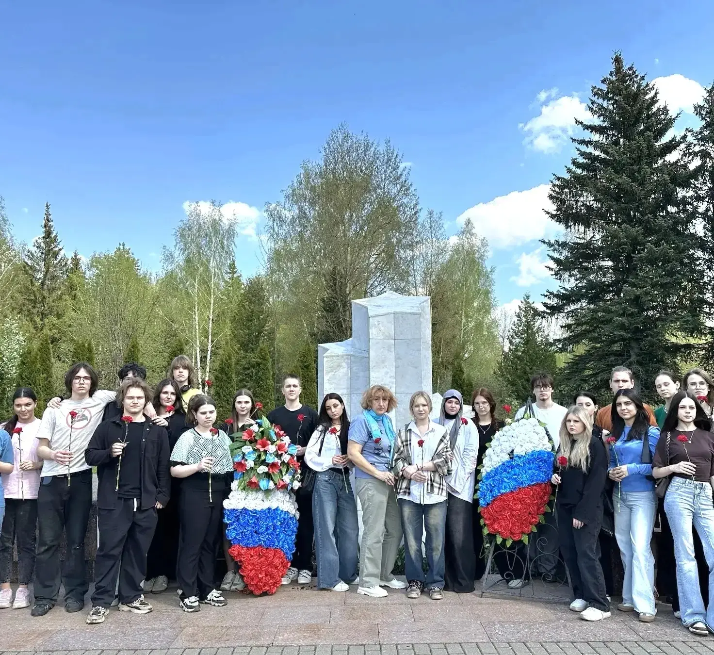 В преддверии праздника студенты МК 7 возложили цветы к братским могилам воинов  🎖 Зеленоград занимае