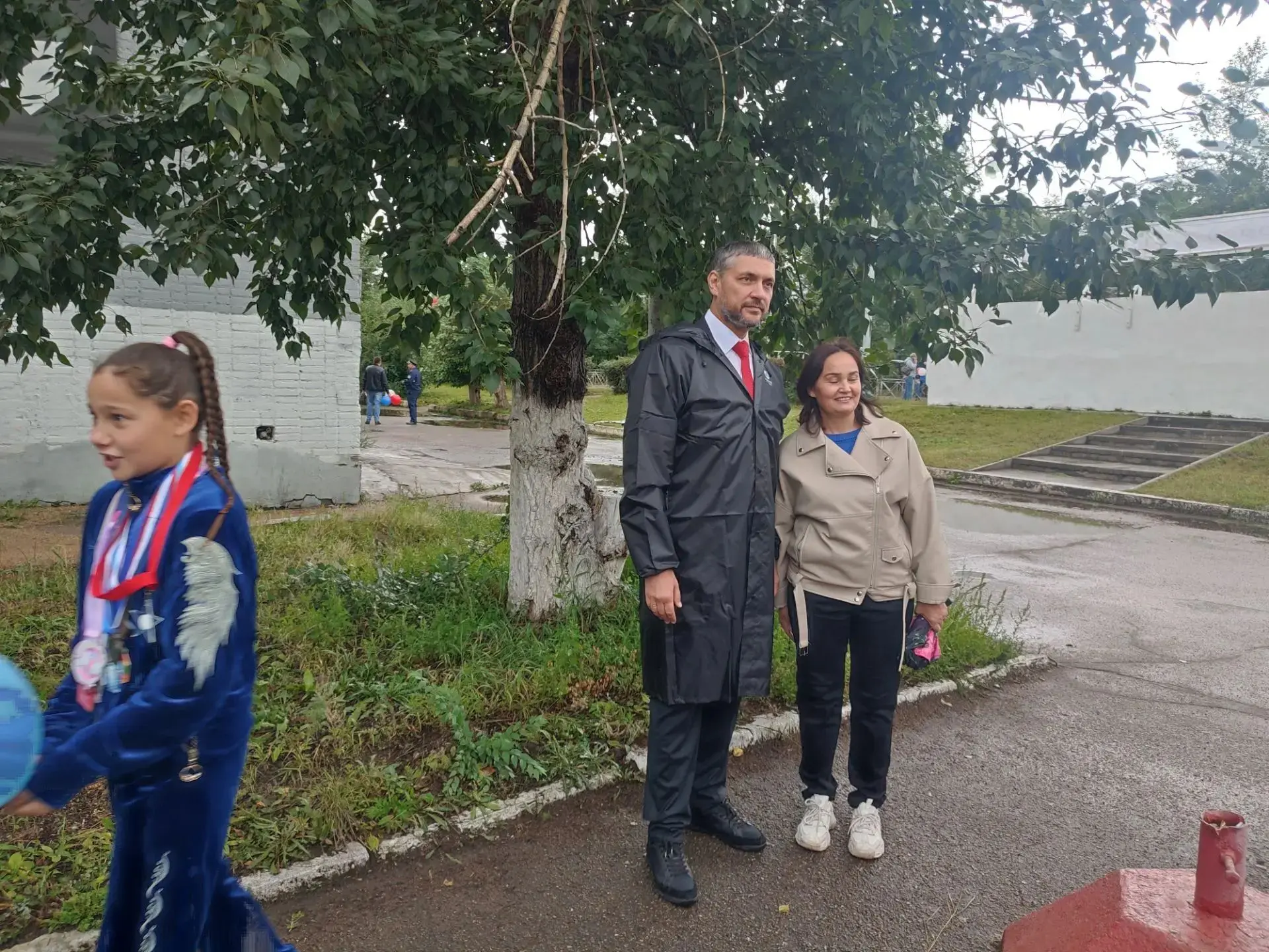 Губернатор Александр Осипов охотно фотографируется с жителями Краснокаменска. Желающих ...