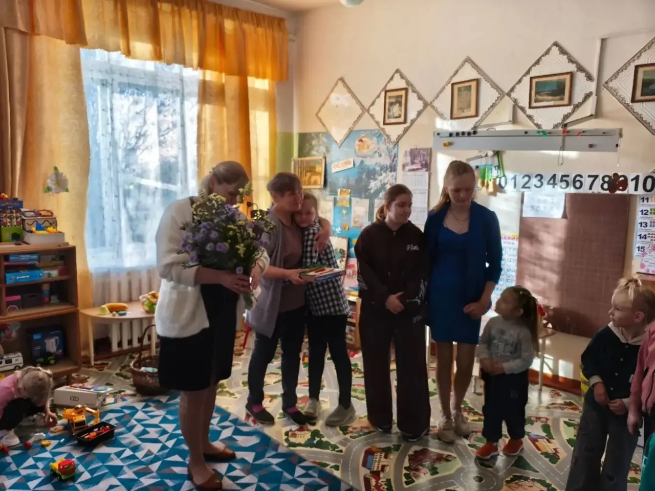 28 сентября наши школьники сходили в детский сад, чтобы поздравить любимых воспитателей...