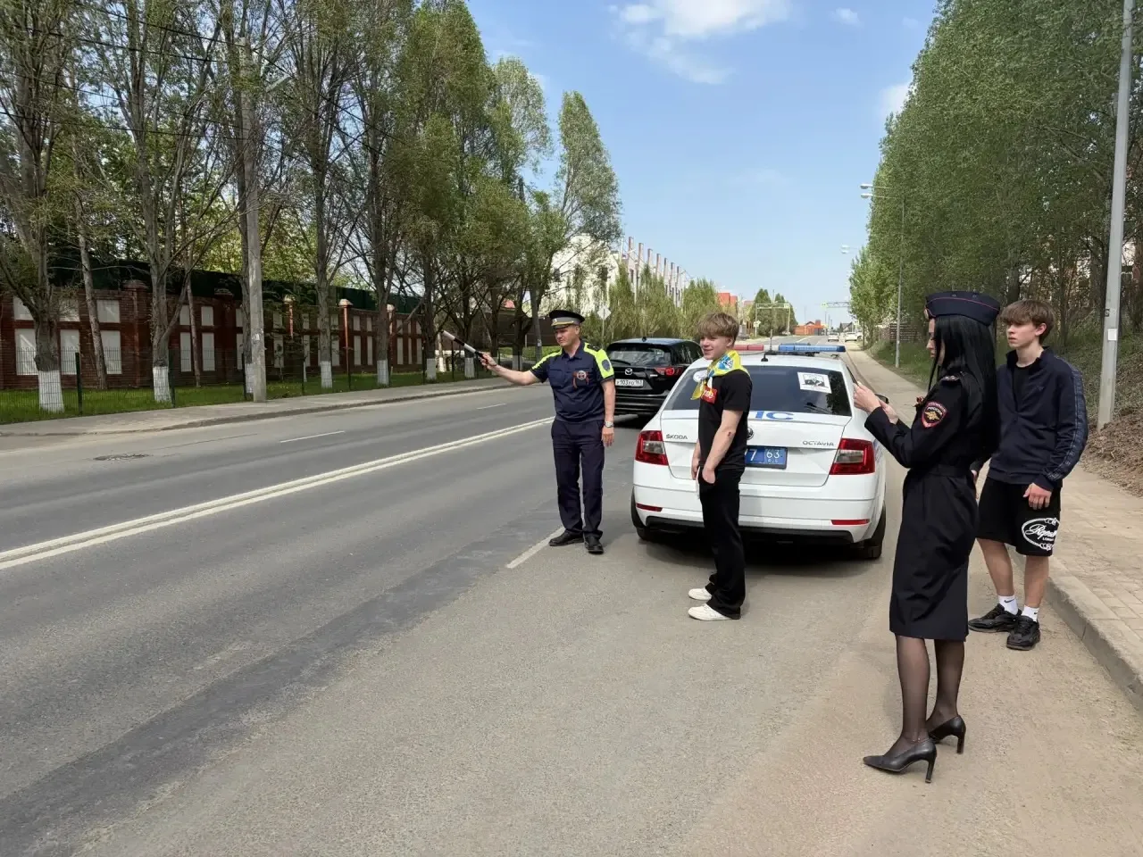 🚗 Встреча с инспектором ДПС: безопасность на дорогах и добрые пожелания автолюбителям!  Сегодня в на