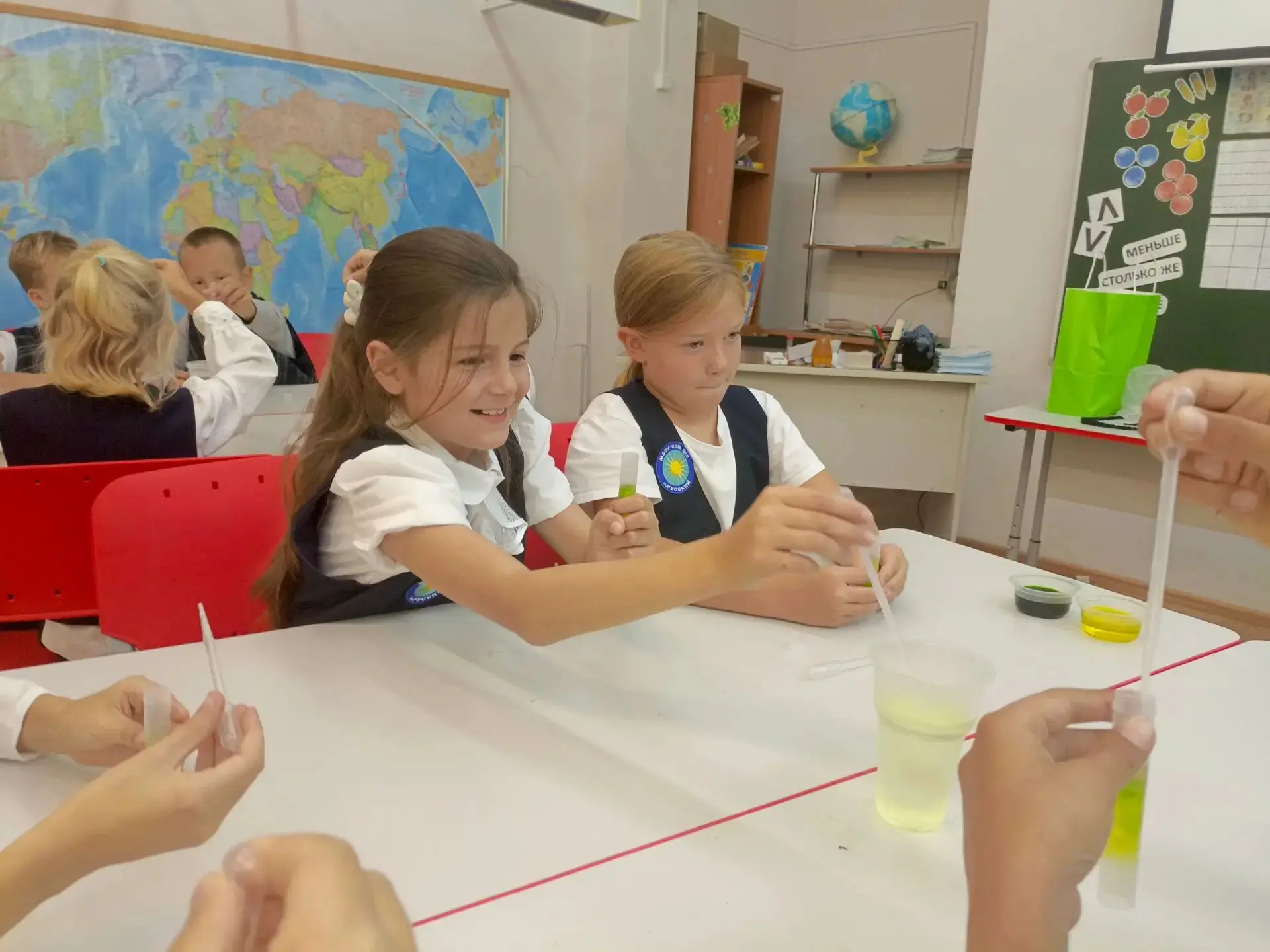 🌱 «МикроМир»: юные учёные 3«Б» и 4«Б» заглянули в мир клонов!