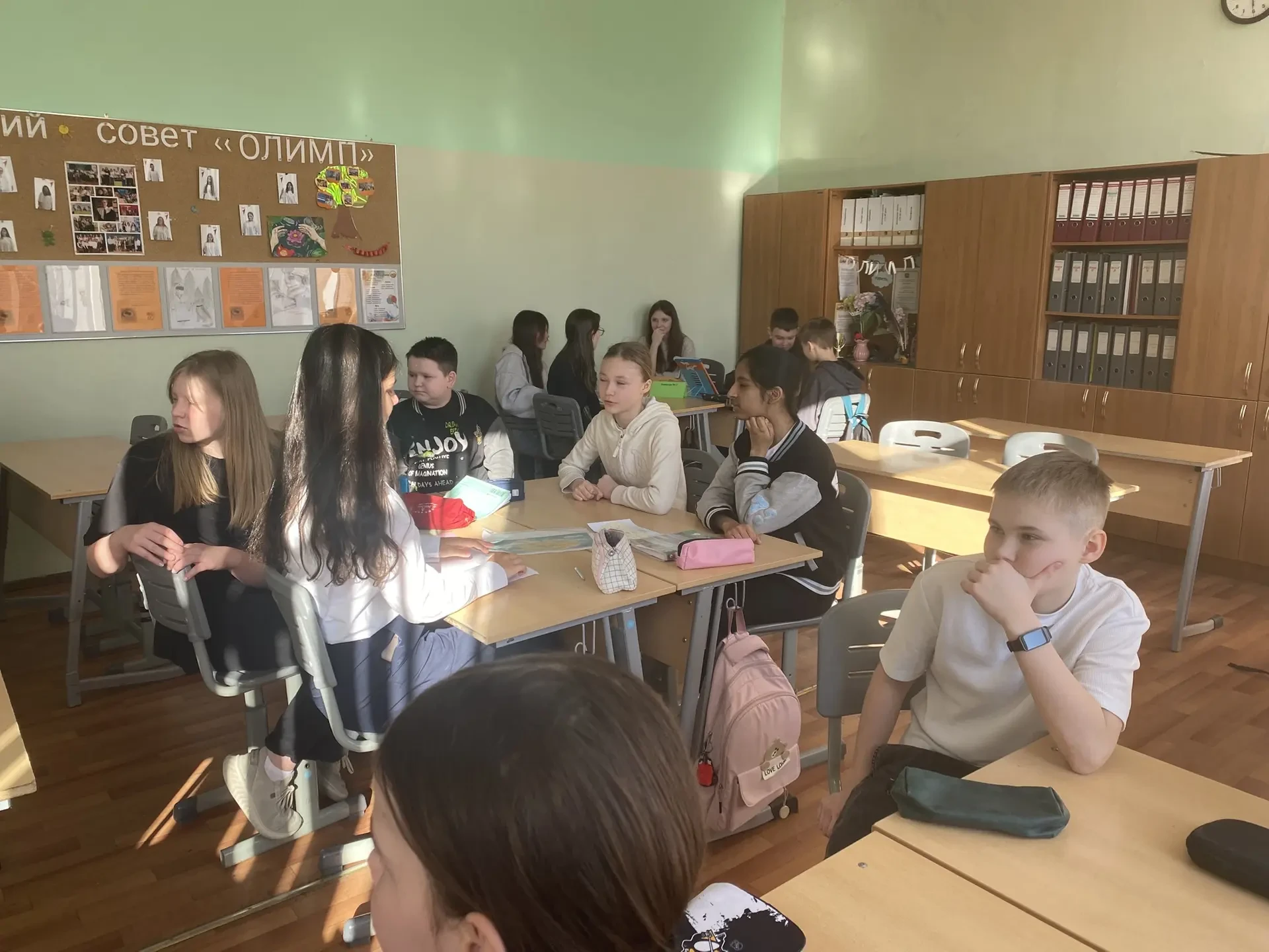 📚🏝️ Путешествие на необитаемый остров прямо в классе!  В 6 "А" прошёл необычный интегрированный урок
