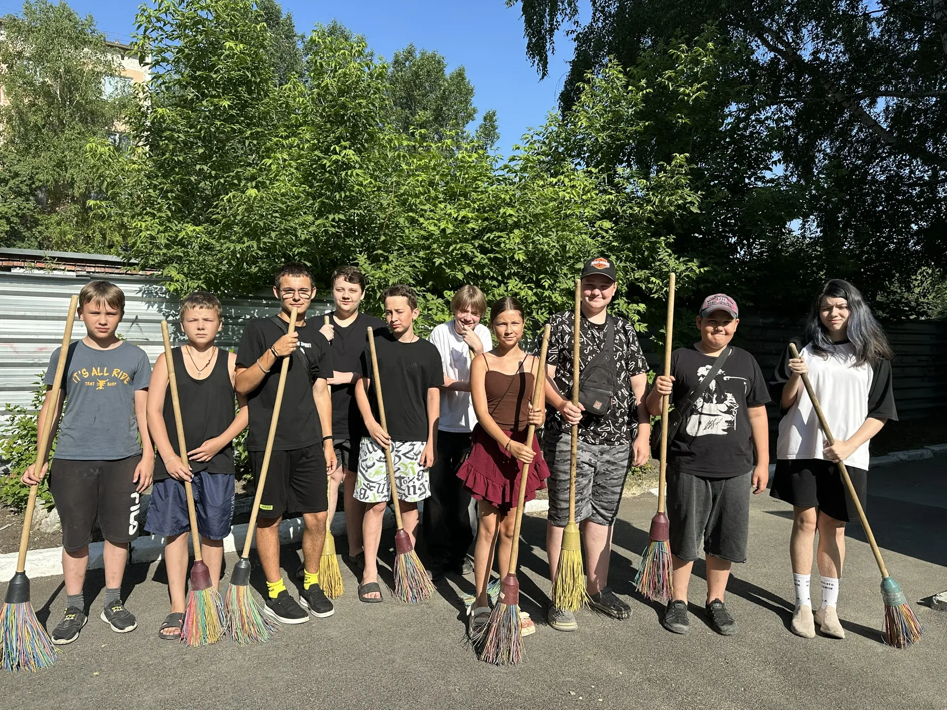 🌞 16‑й и 17‑й дни в ЛТО «Муравейник» прошли под девизом «Делу - время, потехе - час»!

🧹🧤 Эти два