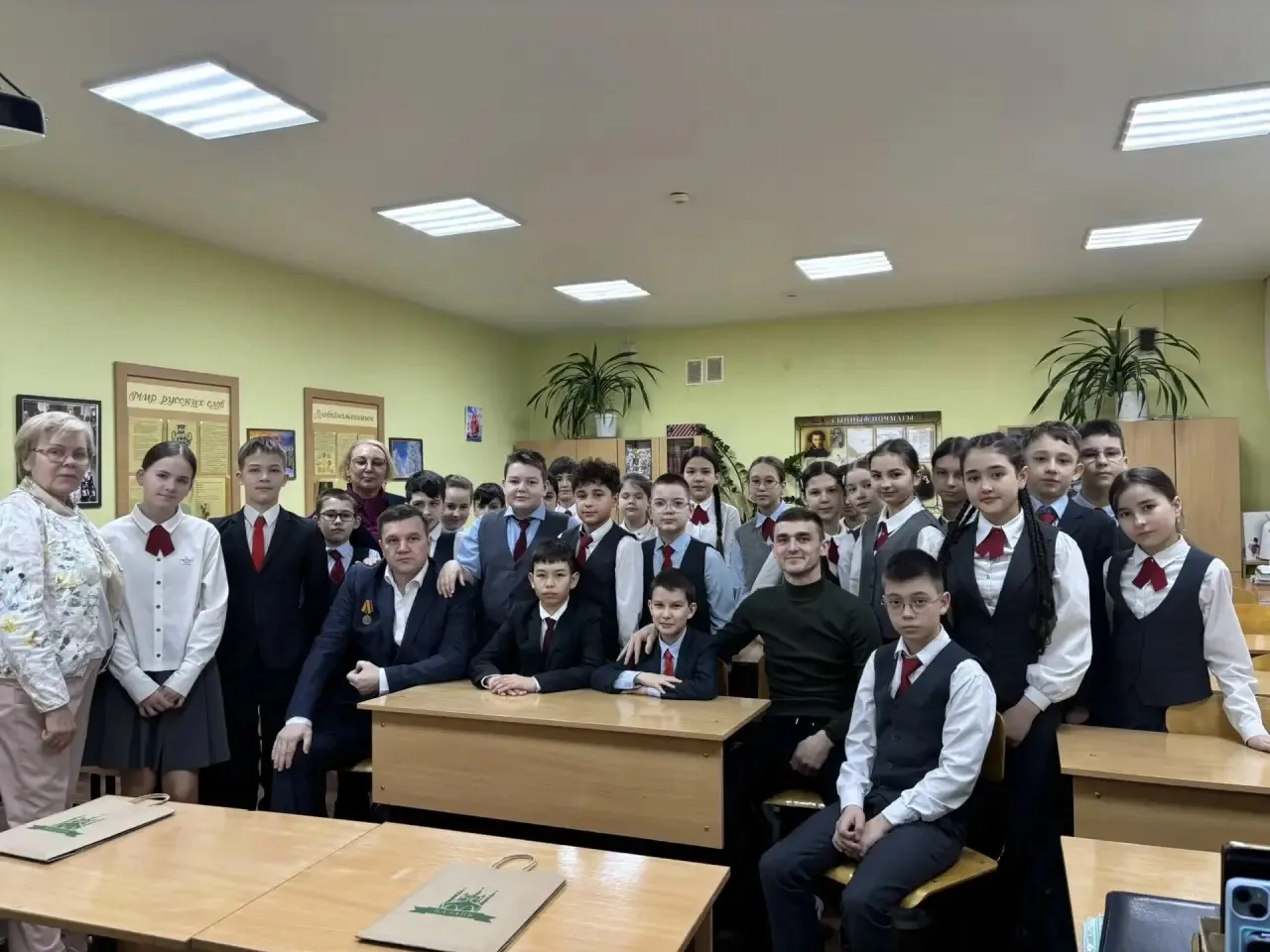 В рамках патриотического воспитания 27 апреля в 5 В классе состоялась встреча с ветеранами-гвардейца