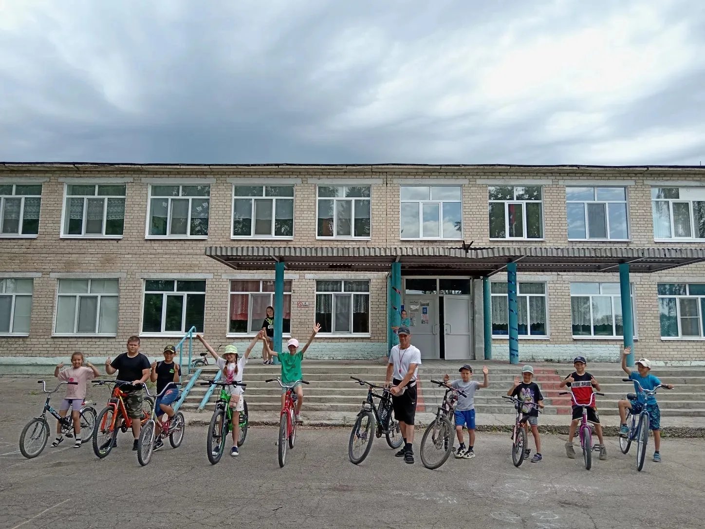 🚲 8-й день смены: педали крутим — дружбу крепим!

Сегодня отряды «Улыбка» 😁 и «Дружба» 🤝 отправил