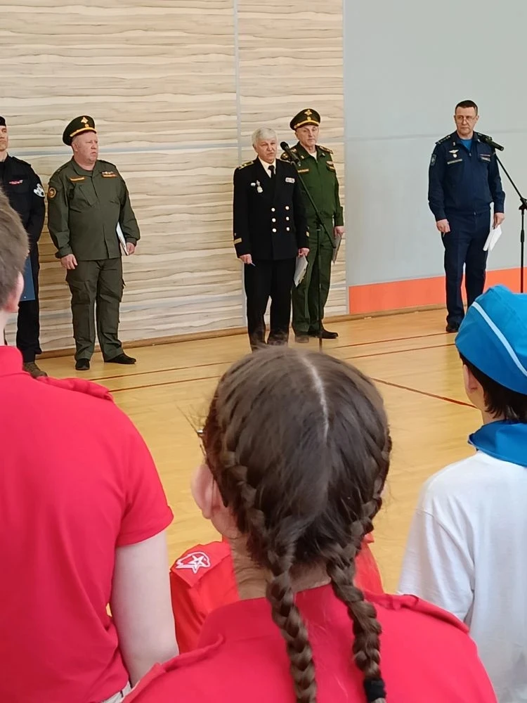 Сегодня в центре "Притяжение" школьники ходили строем. 🧑‍✈🧑‍✈👮 В Иванове состоялся смотр-конкурс стр