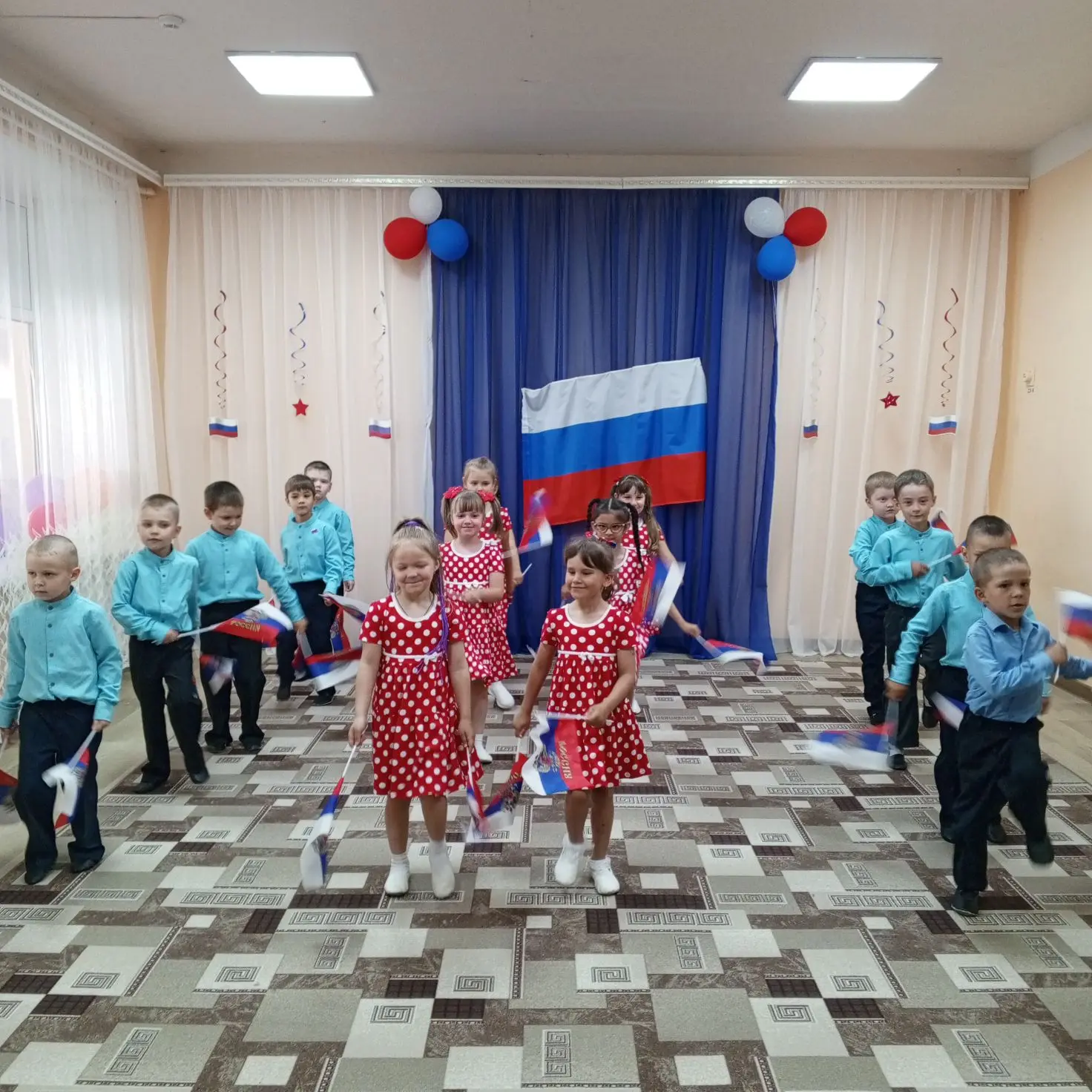 В детском саду прошли традиционные мероприятия ко дню России.
Это праздник свободы, мира и добра. Он