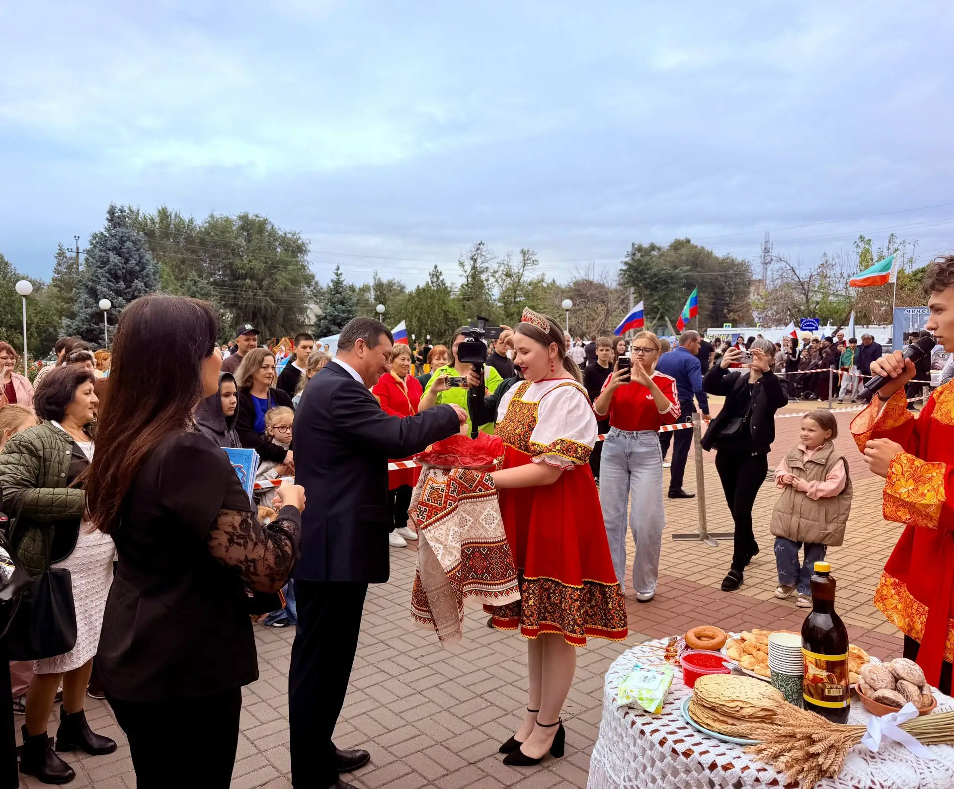 🎉 Сохраняя традиции: в Зимовниковском районе прошел праздник национальных культур!