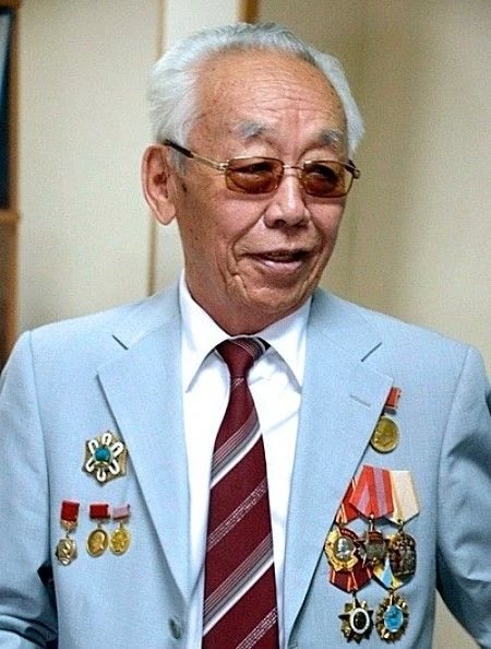 Сегодня поздравления с днем рождения принимает видный общественный и политический деяте...