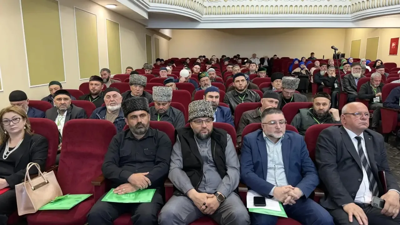 И.о. проректора по молодежной политике и воспитательной деятельности КЧГУ Эльдар Бостанов принял уча