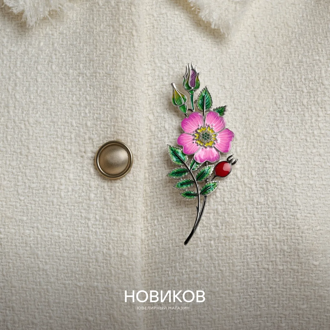 Серебряная брошь с фианитом и эмалью в виде яркого цветка — украшение, которое добавит ...