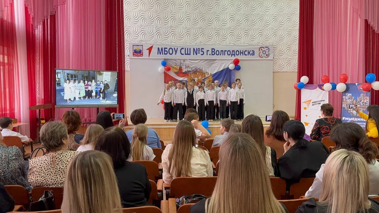 В МБОУ СШ5 г.Волгодонска был подготовлен концерт, приуроченный Международному женскому дню!🌸♥️  Ребя