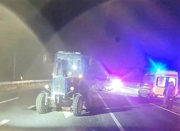 В Кочубеевском округе ВАЗ‑2114 влетел в трактор и перевернулся, пострадали двое    Ночью 6 мая на тр