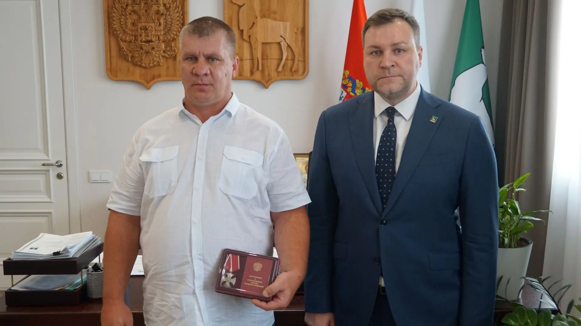 Наш земляк, Виталий Варзин, награжден орденом Мужества. Сегодня передал награду герою. Торжественный