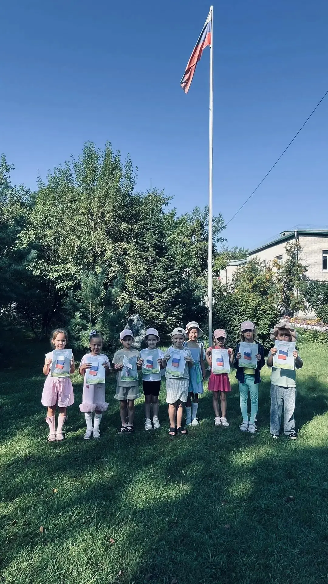 Ребята группы «Ромашка»с особой гордостью и уважением отметили День флага России! 🇷🇺❤️