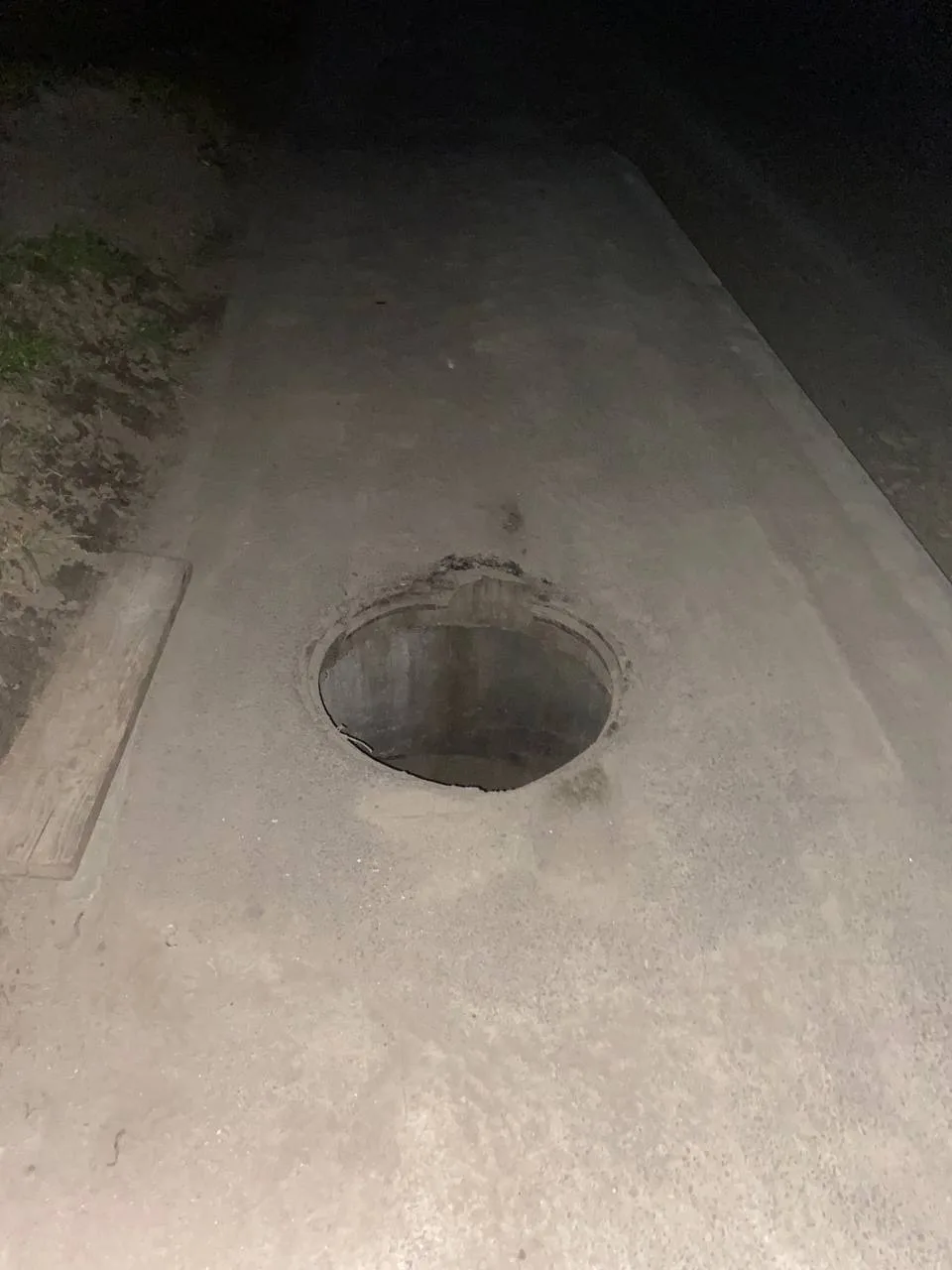 «Я шел по улице упал в эту яму,люк на пополам улица борисовая»  В Бессоновке произошёл тревожный инц