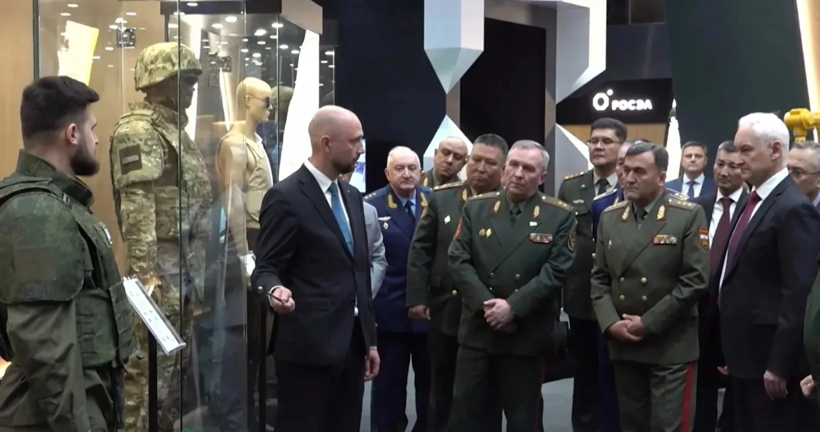 Министру обороны РФ Андрею Белоусову презентовали бронежилет «Оберег 2.0» производства ...
