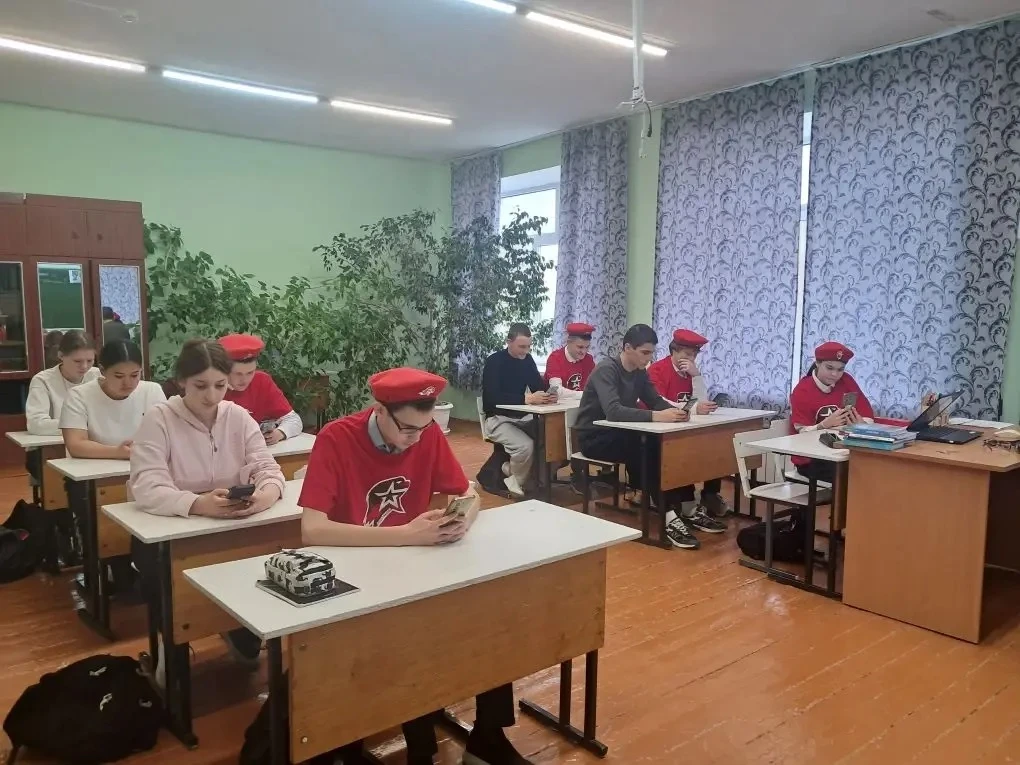 Юнармейцы и активисты Движения Первых нашей школы приняли участие во всероссийской акци...