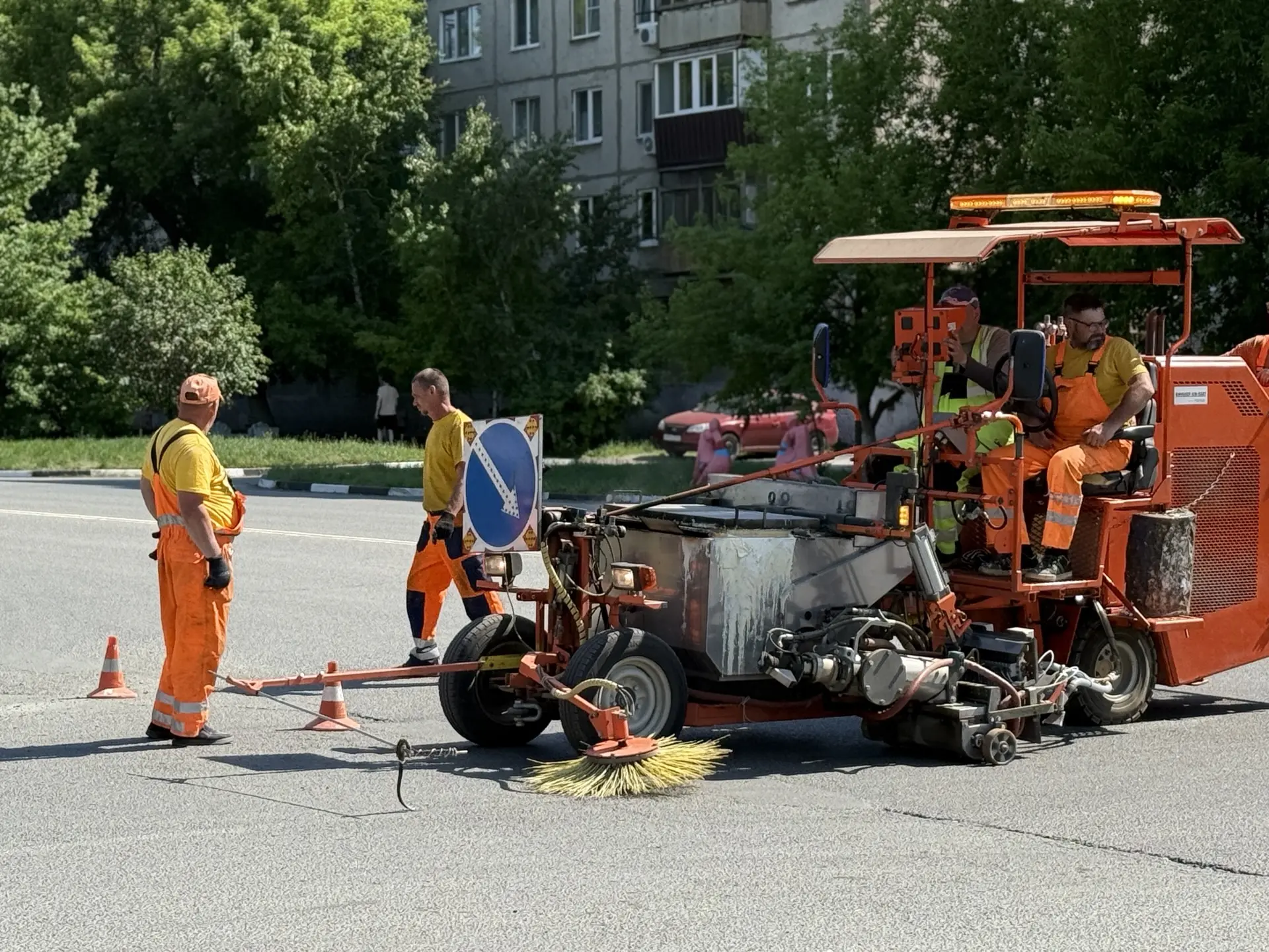 В Орске обновляют дорожную разметку.   Подрядчик приводят в порядок центральные магистрали: проспект