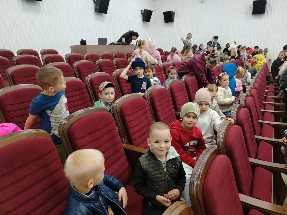 Сегодня нас ЦДиК пригласили на замечательную сказку, "Кошкин дом". Наши ребята с удовол...