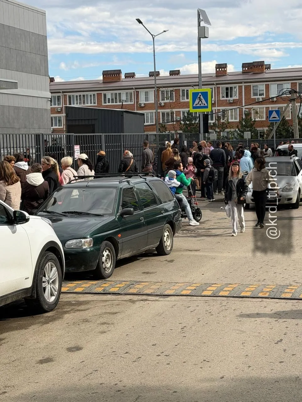 В школу на ул. Пономаренко перестали пускать родителей!