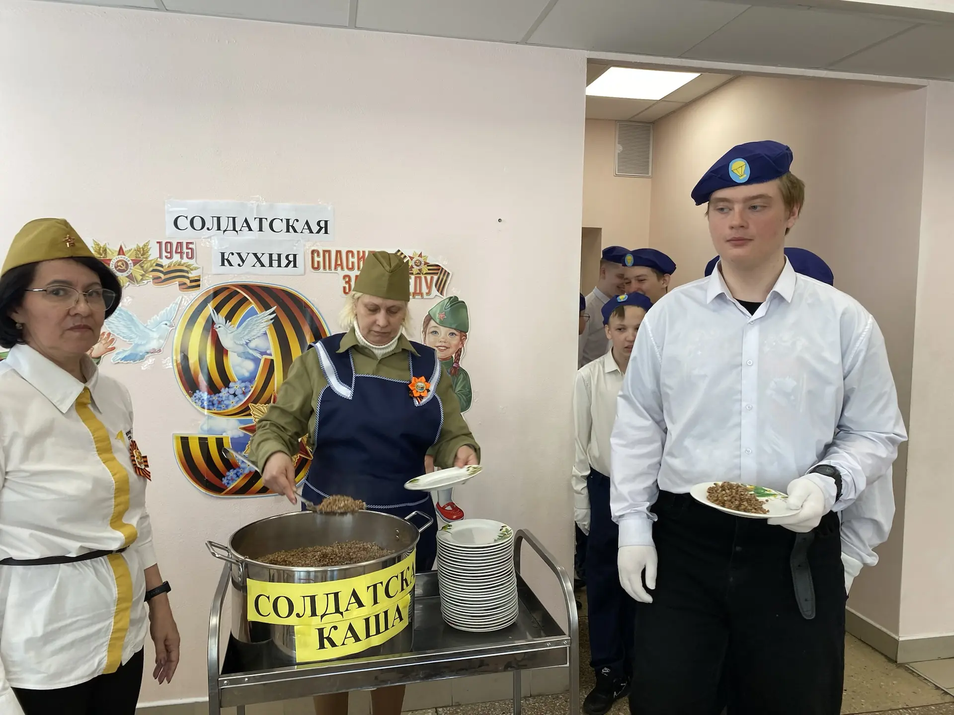 Сегодня наша школа приняла участие в акции "Солдатская каша"