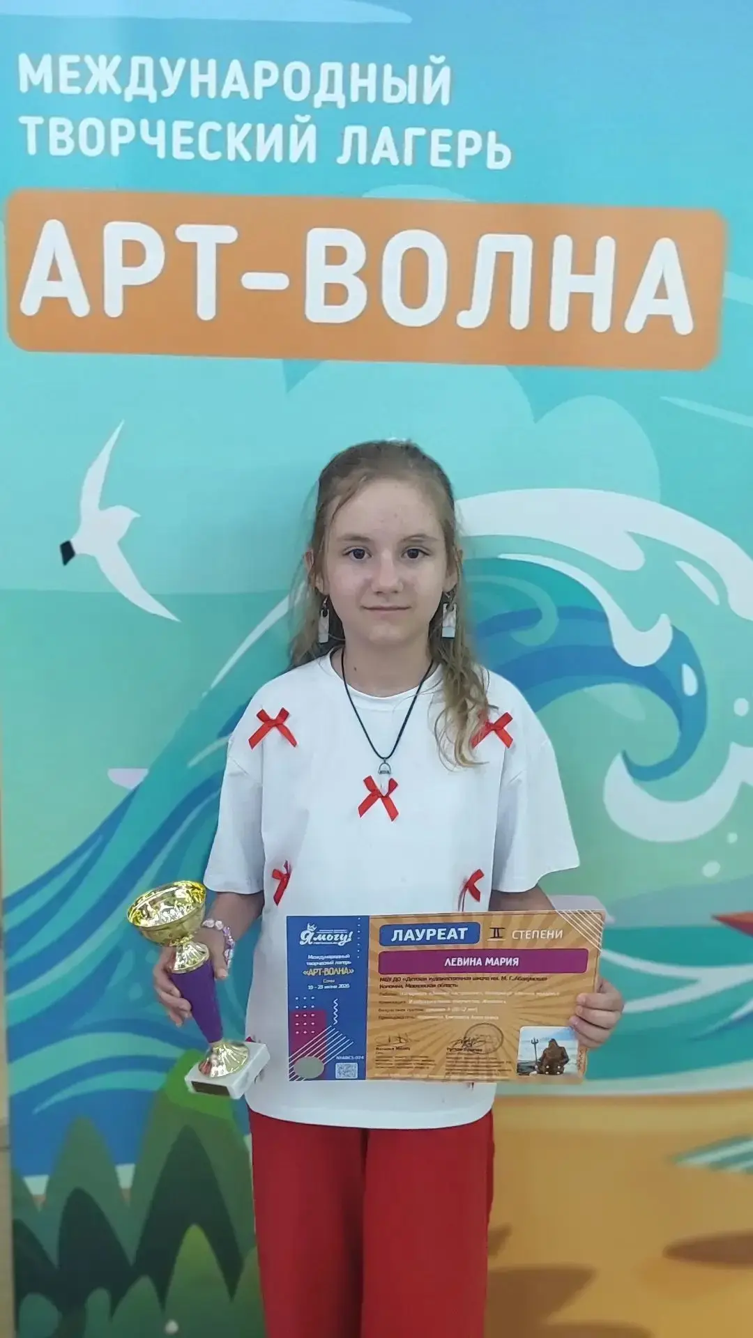 Каждое лето творческий лагерь «Арт-волна» объединяет детей со всей страны, даря участни...
