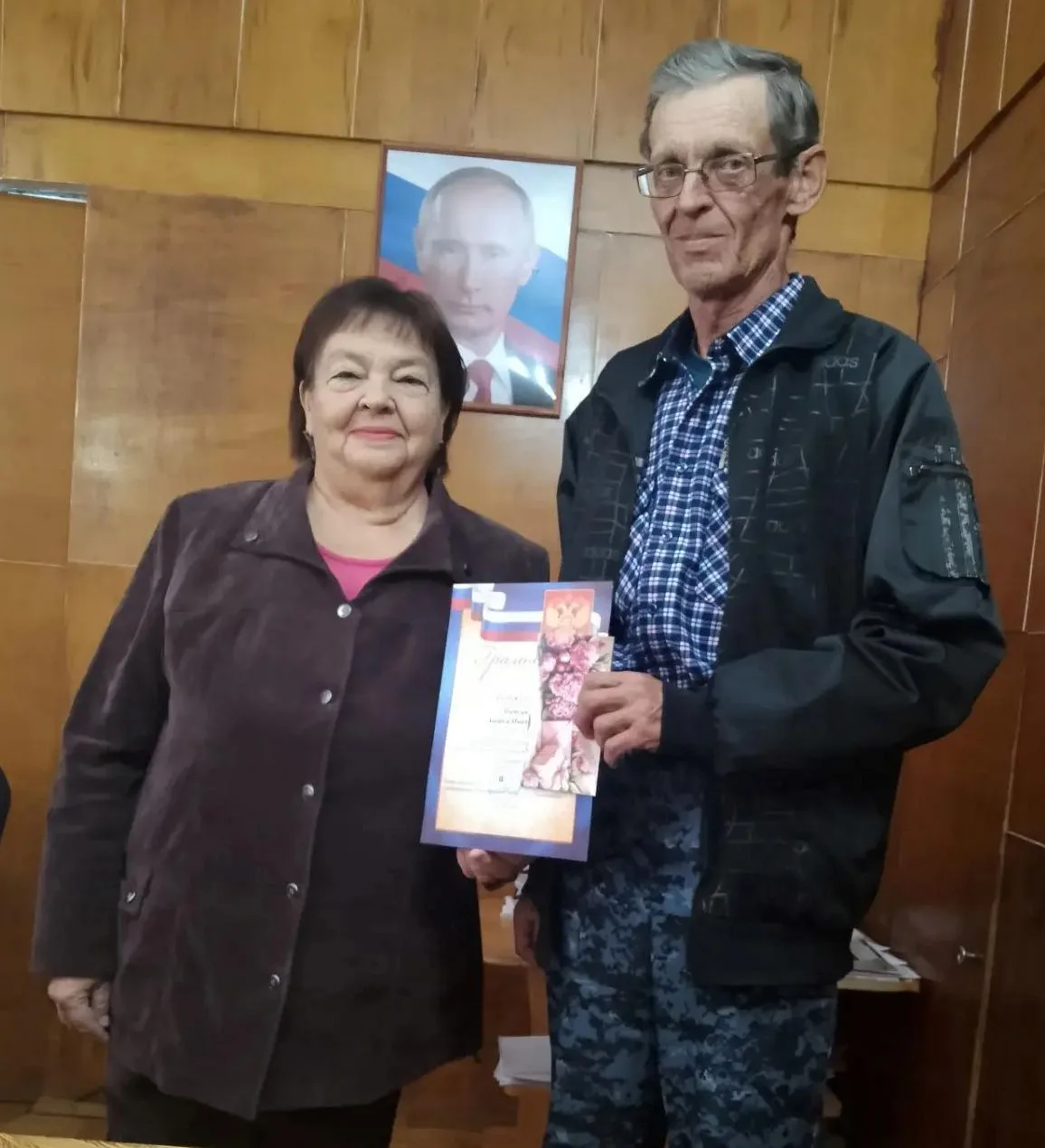 Глава Зоркинского МО Елена Пономарёва тепло поздравила с Юбилеем Андрея Ивановича Папуц...