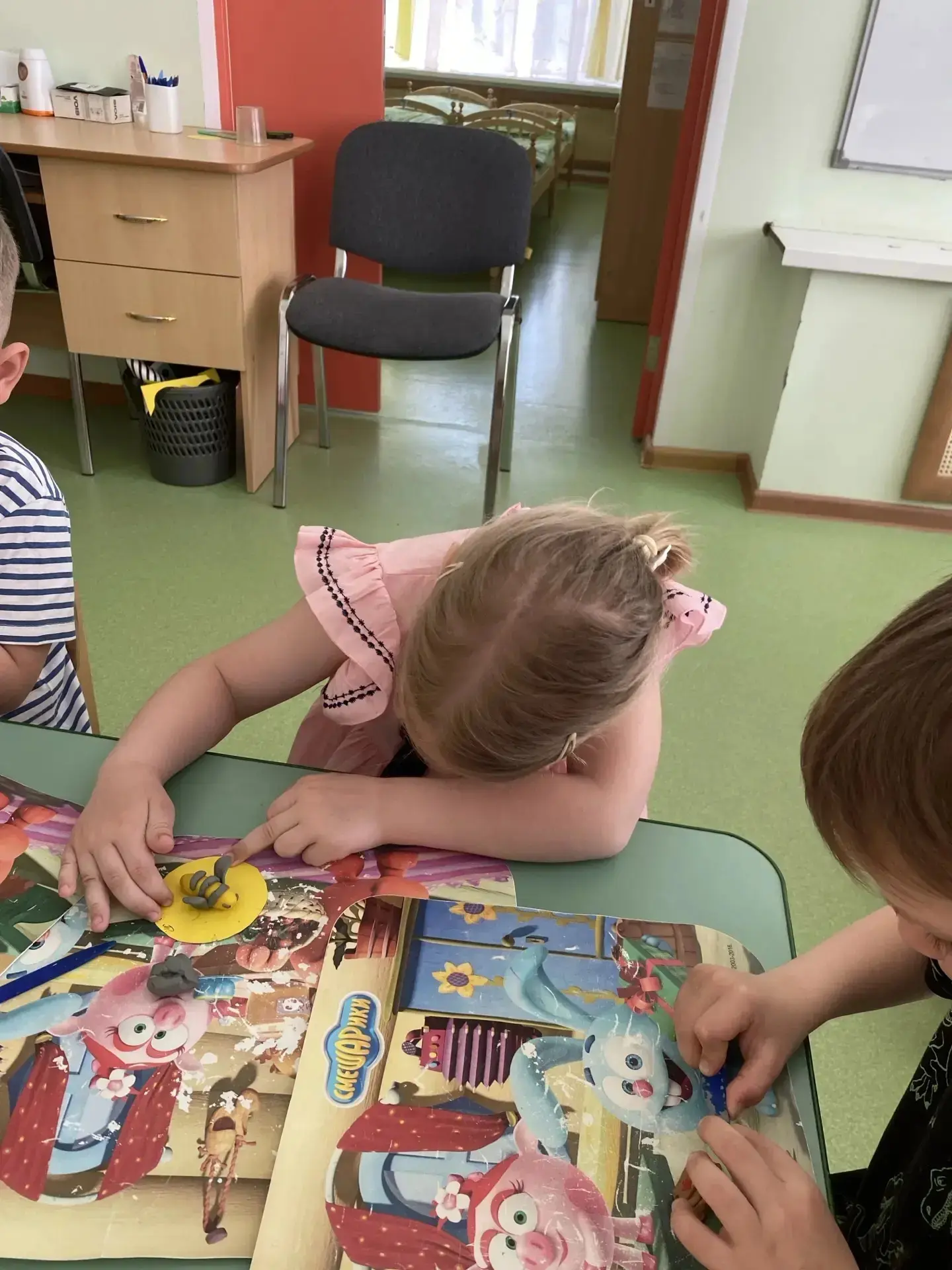В средней группе №5 "Кораблик" прошло занятие: 🧑‍🎨 Лепка «Пчёлка» 🗓️ 20 мая  🐝 «Всемирный день пчёл»