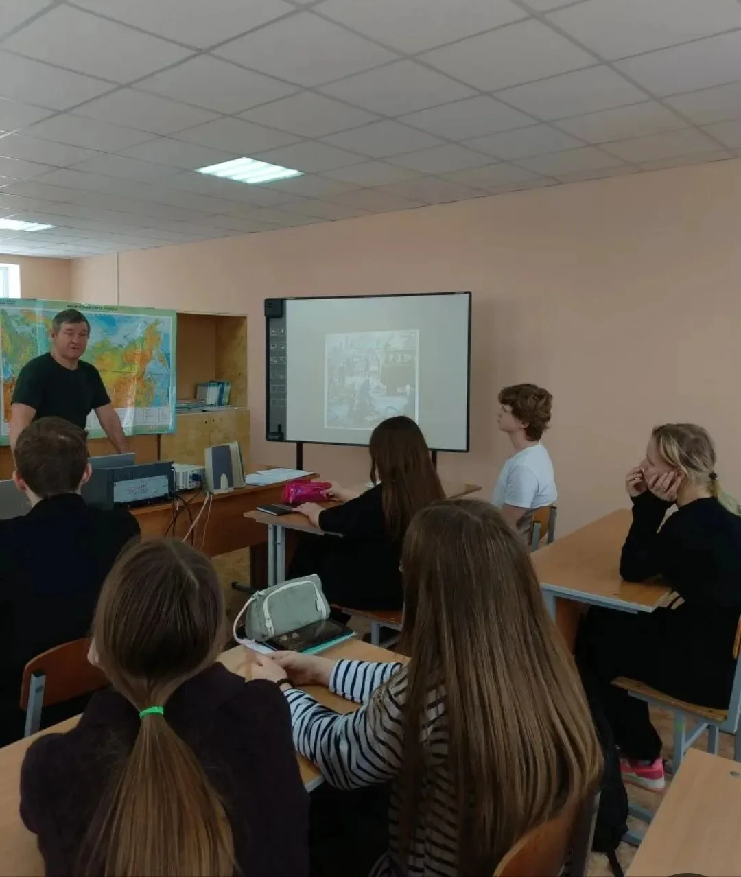 2 марта в Гришинской школе учитель ОБЗР Суздальцев П. А. провёл урок ко Дню гражданской обороны. Он 