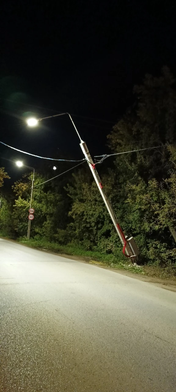 Скоро упадёт столб на остановке пос. Волжский в сторону Осташково
