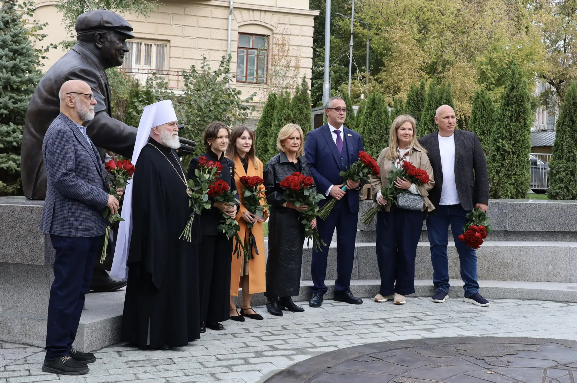 🕊 В Москве открыли памятник Юрию Лужкову: дань уважения легендарному мэру