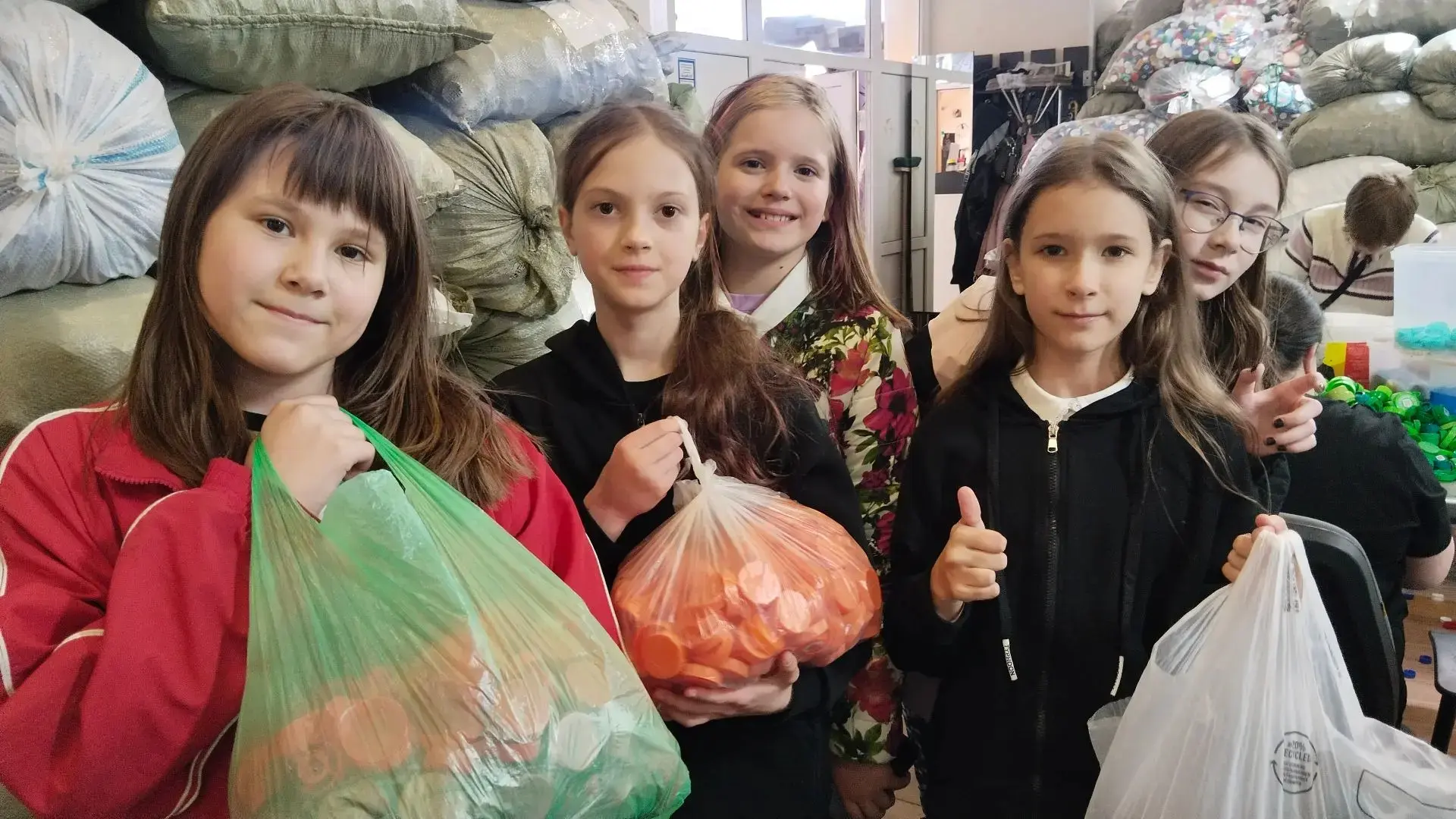 #4А_211 класс красиво завершил путь в начальной школе! 
Весь год #4А_211 собирал крышечки, а по окон