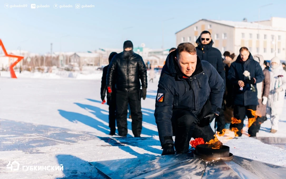 🇷🇺 В День защитника Отечества губкинцы возложили цветы к Вечному огню на площади Воин...