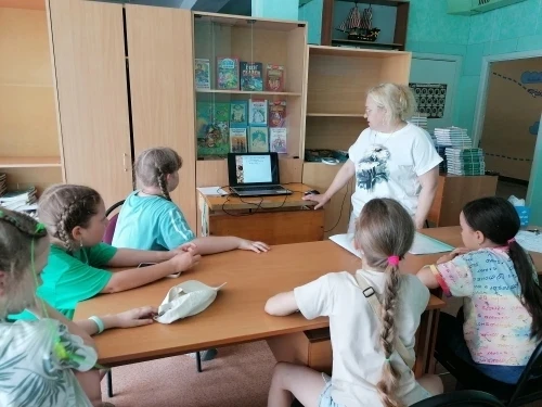 Ребята из отряда РВО с пользой проводят летние каникулы. Они не только отдыхают, но и активно читают