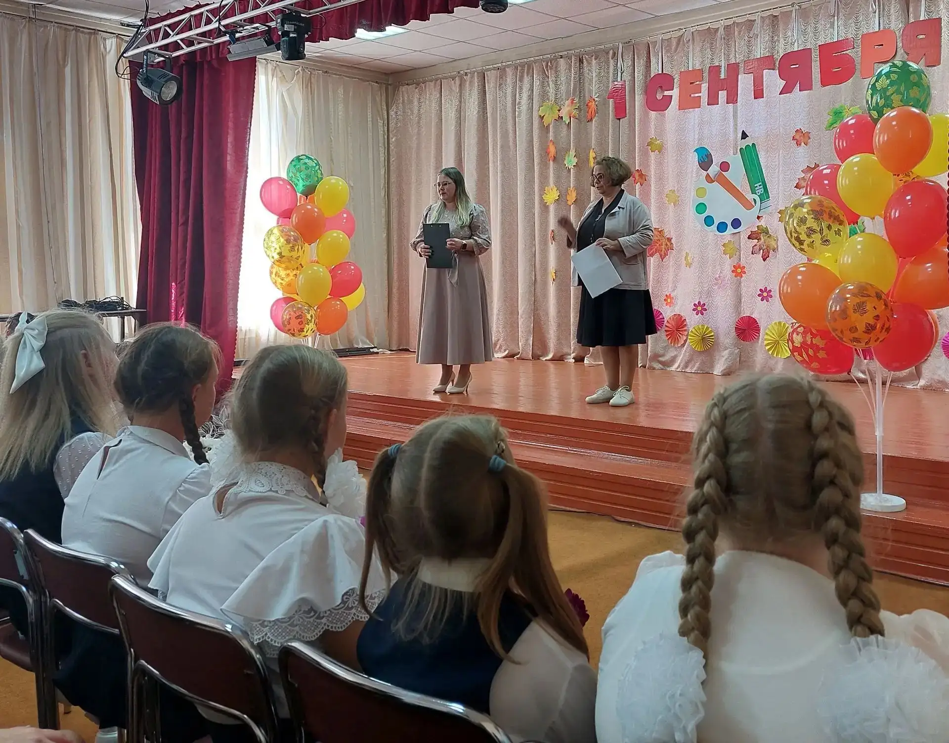 🌻🍁💐1 сентября в концертном зале Лобвинской детской школы искусств царило весёлое ожи...