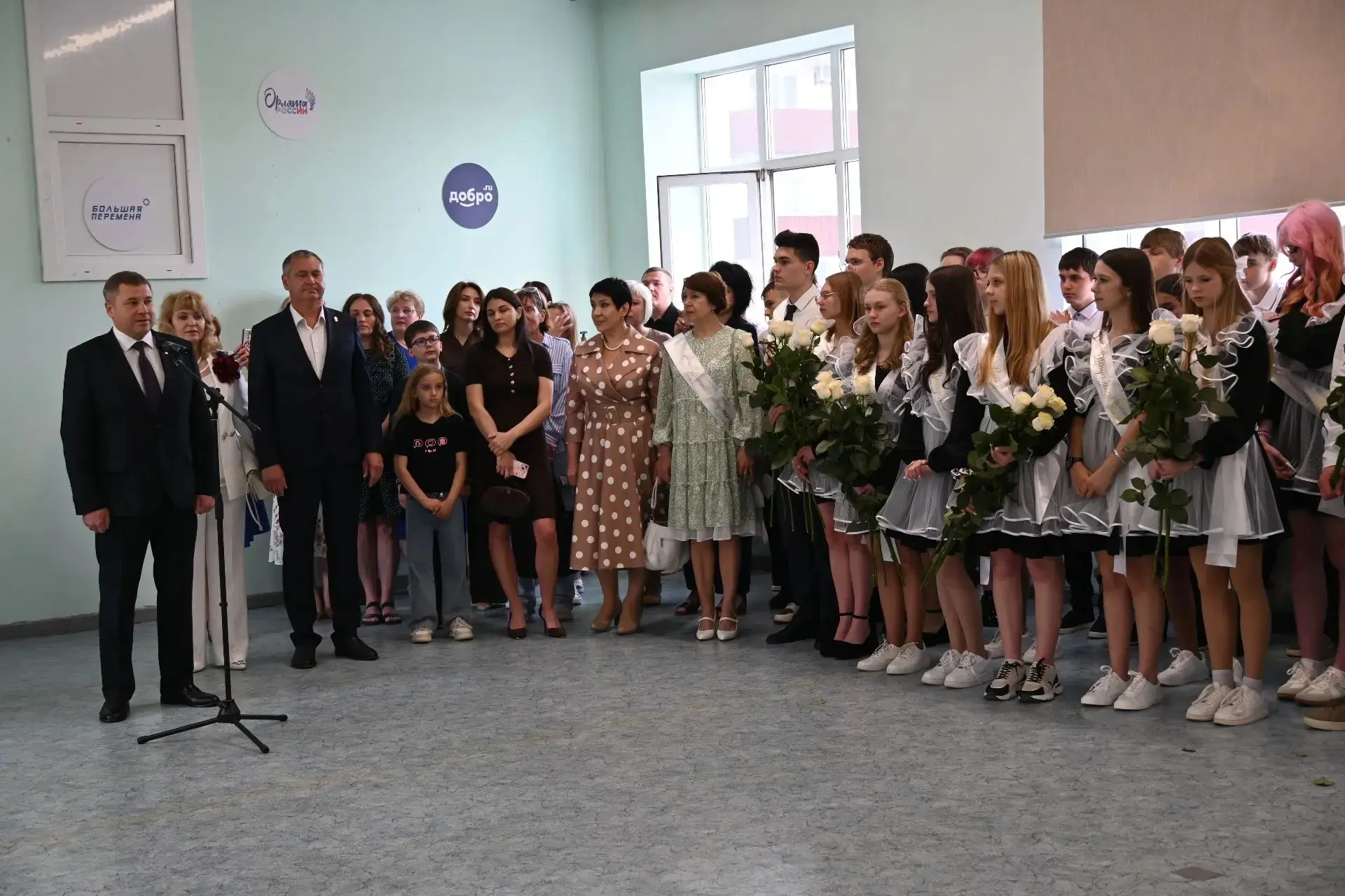 Сегодня во всех школах Аксайского района большой праздник — звучит Последний звонок.   Для учеников 