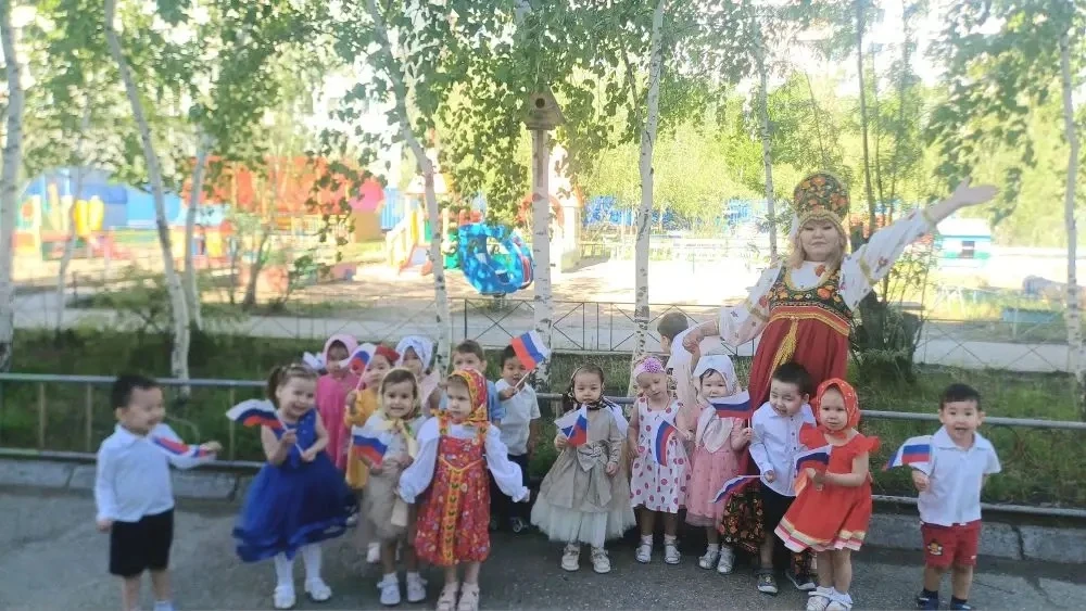 РОССИЯ, РОССИЯ, РОССИЯ
Нет края на свете красивей,
Нет Родины в мире светлей!
Россия, Россия, Россия