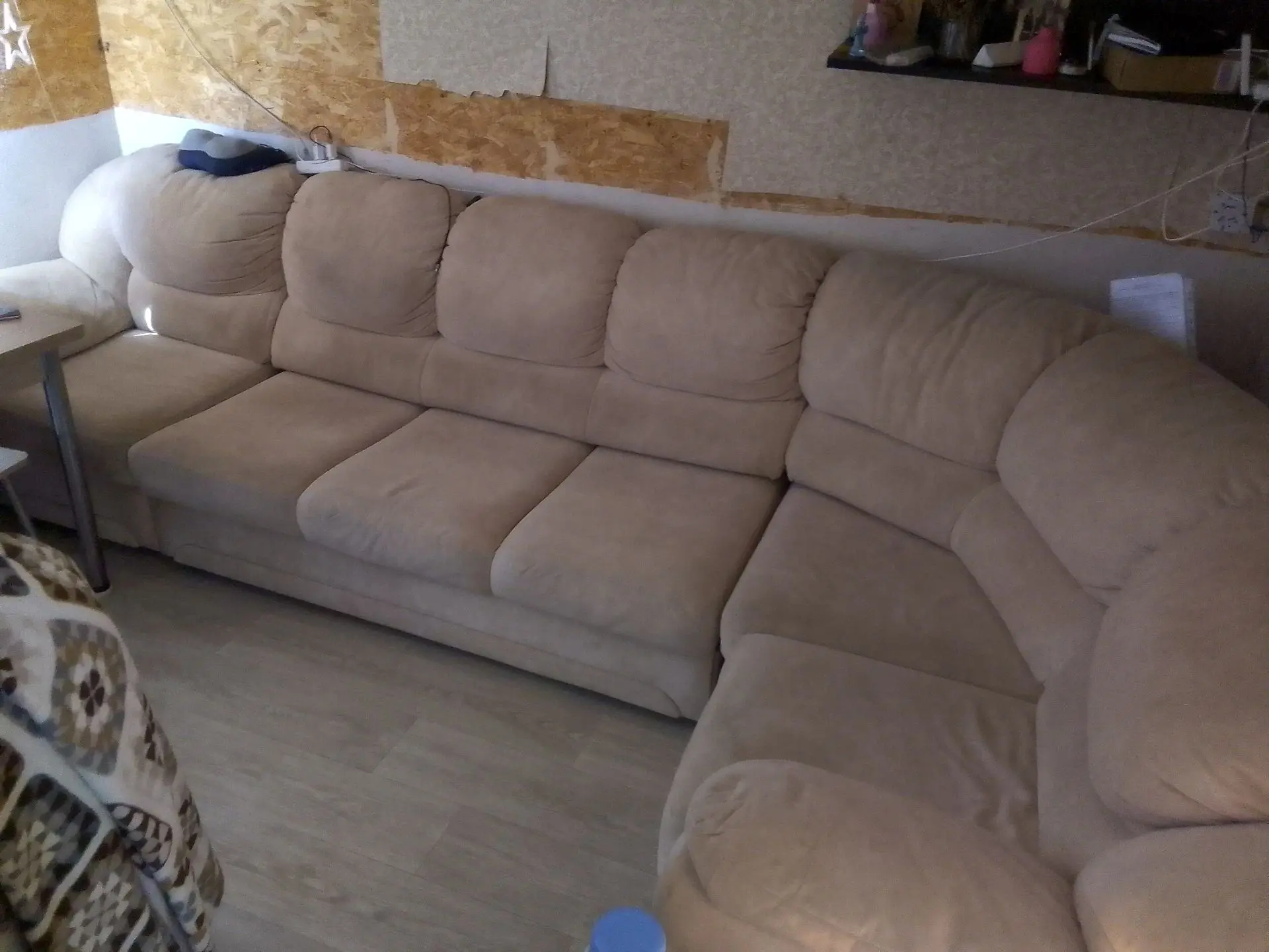 Продам угловой диван раскладной.Размер 4*2