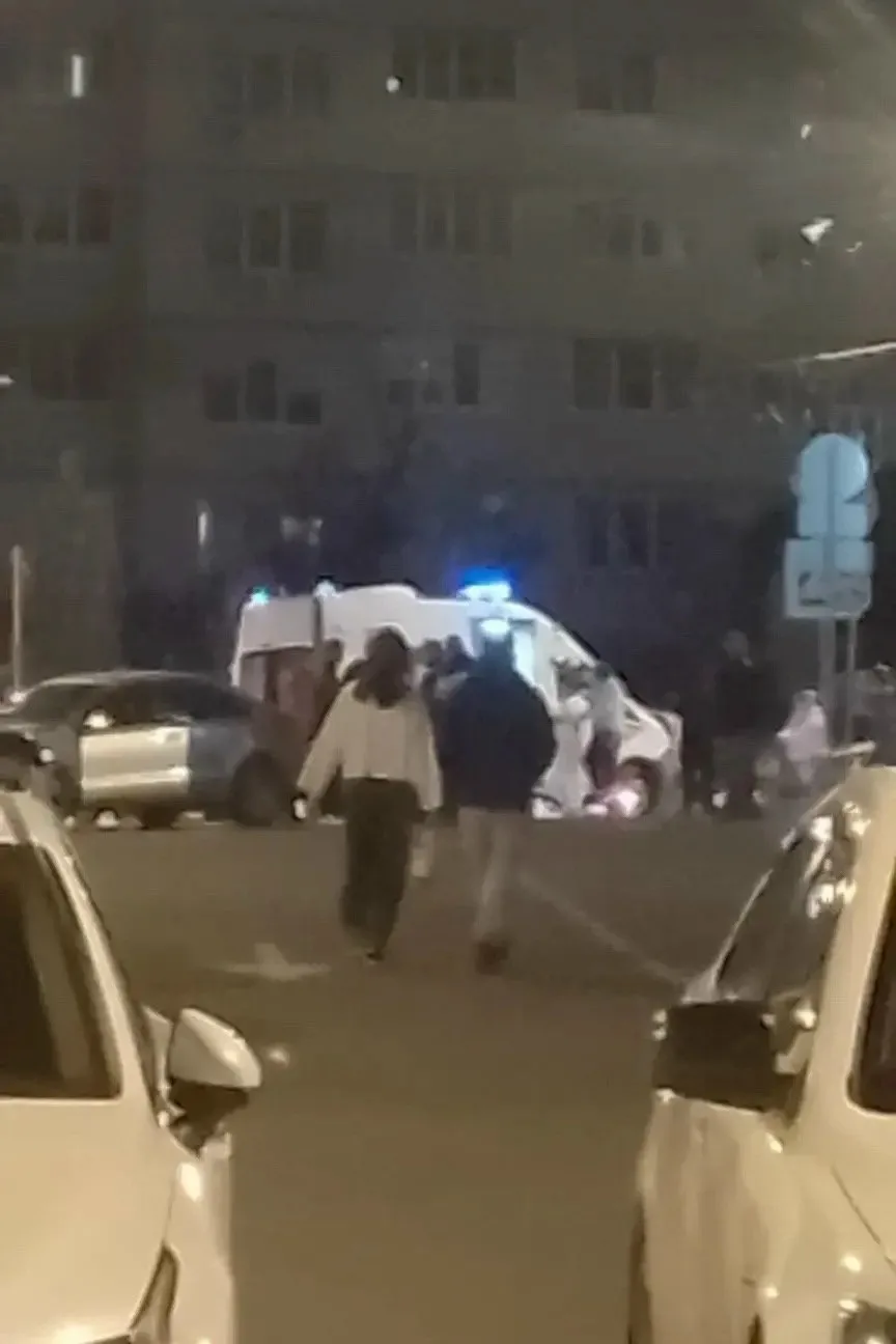 Возле Лазурного сбили девочку на самокате арендованном,она жива,сидит в Скорой