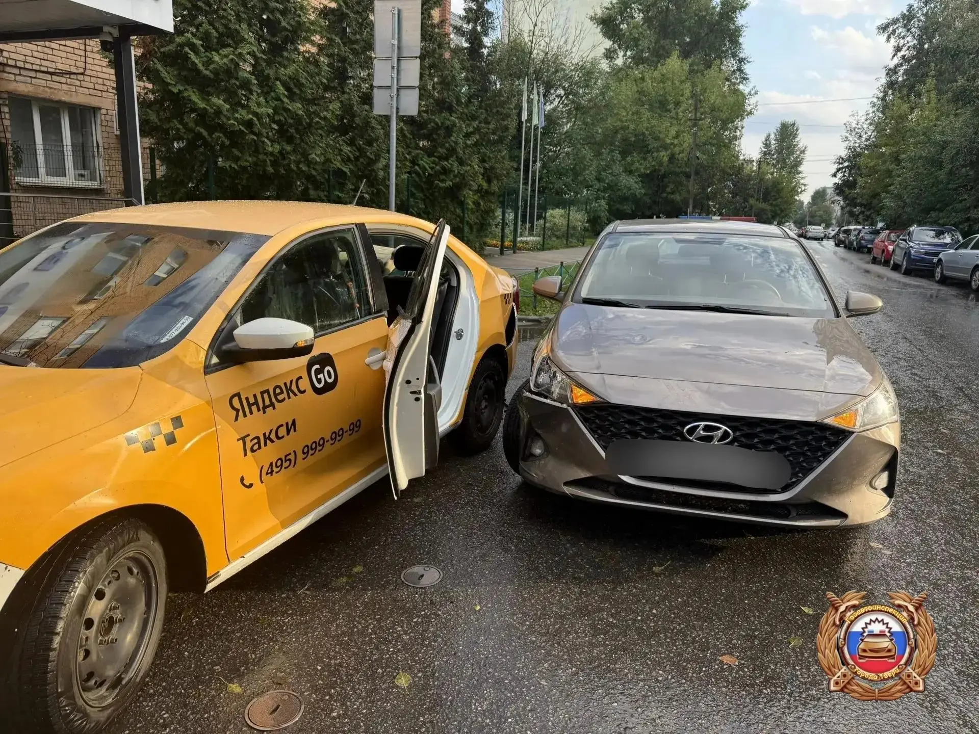 В Твери в результате ДТП таксиста и ребенка зажало дверью машины.

В Твери на улице 15 лет Октября 4