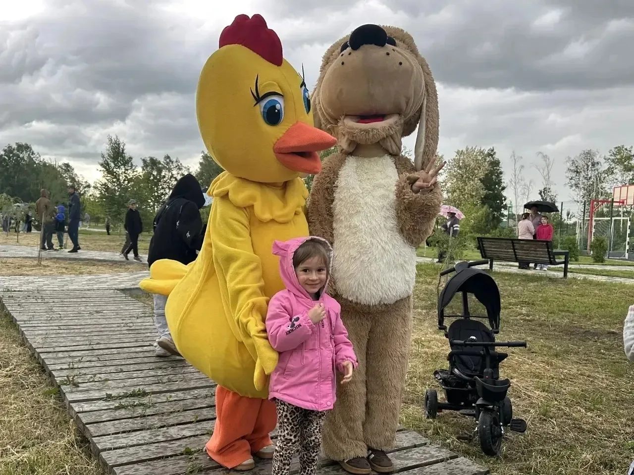 На рекреационной зоне «Солнечный остров»!☀️ детвору ждали весёлые развлечения: игровые ...