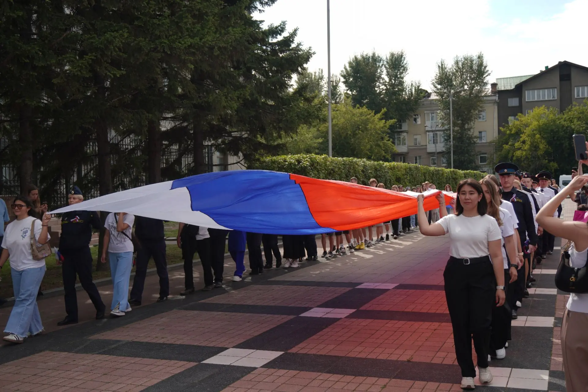 🇷🇺🤝 Около 800 иркутян собрались на площади у Вечного огня, чтобы почтить главный сим...