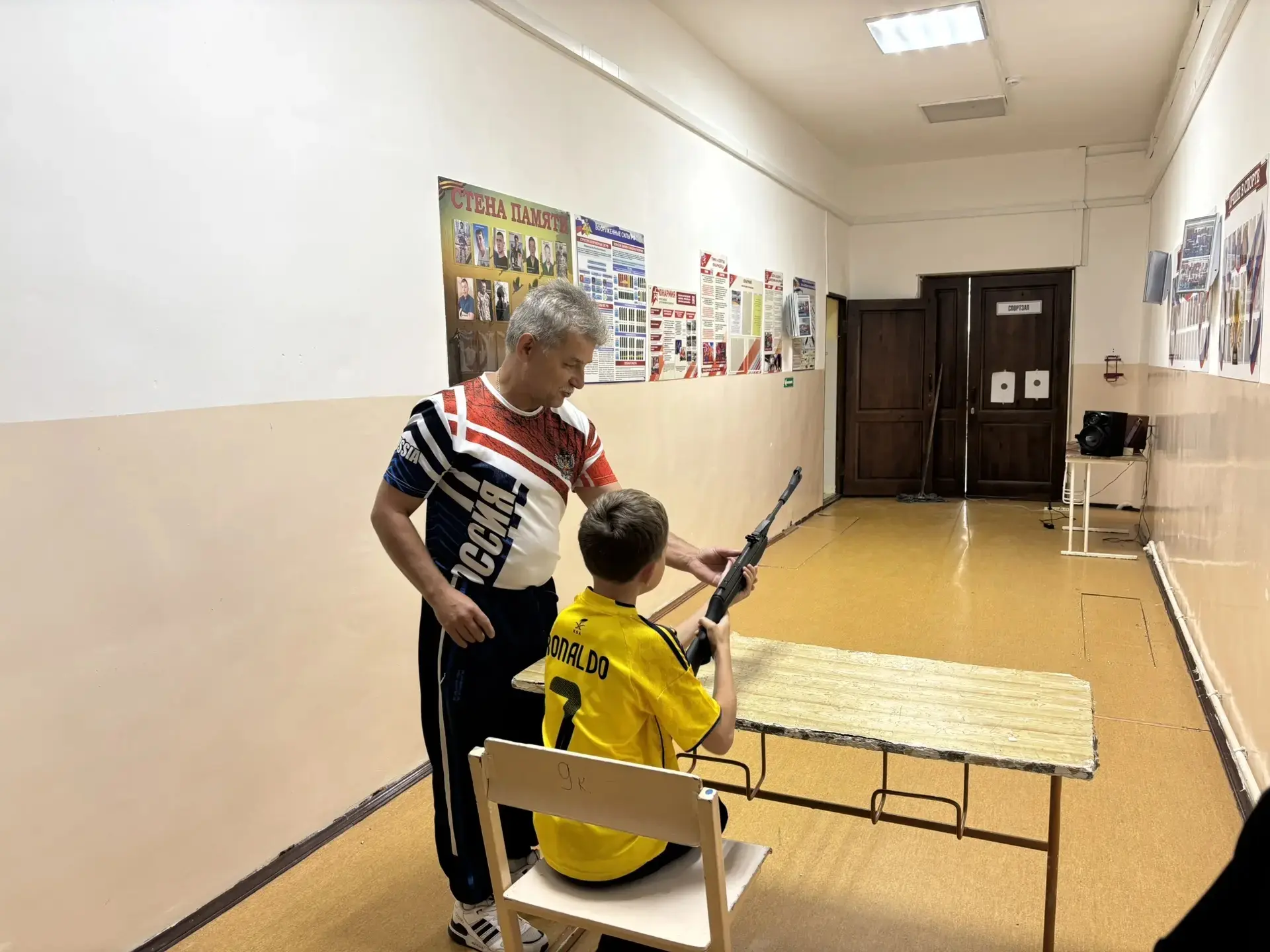 🎯 День в лагере прошёл с огоньком — дети стреляли в тире!
Каждый старался попасть в цель, эмоции за