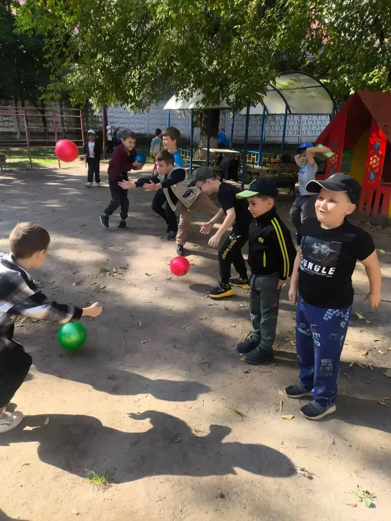 ✨ Игра с мячом на улице — это действительно комплексное развивающее занятие. Помимо  ко...