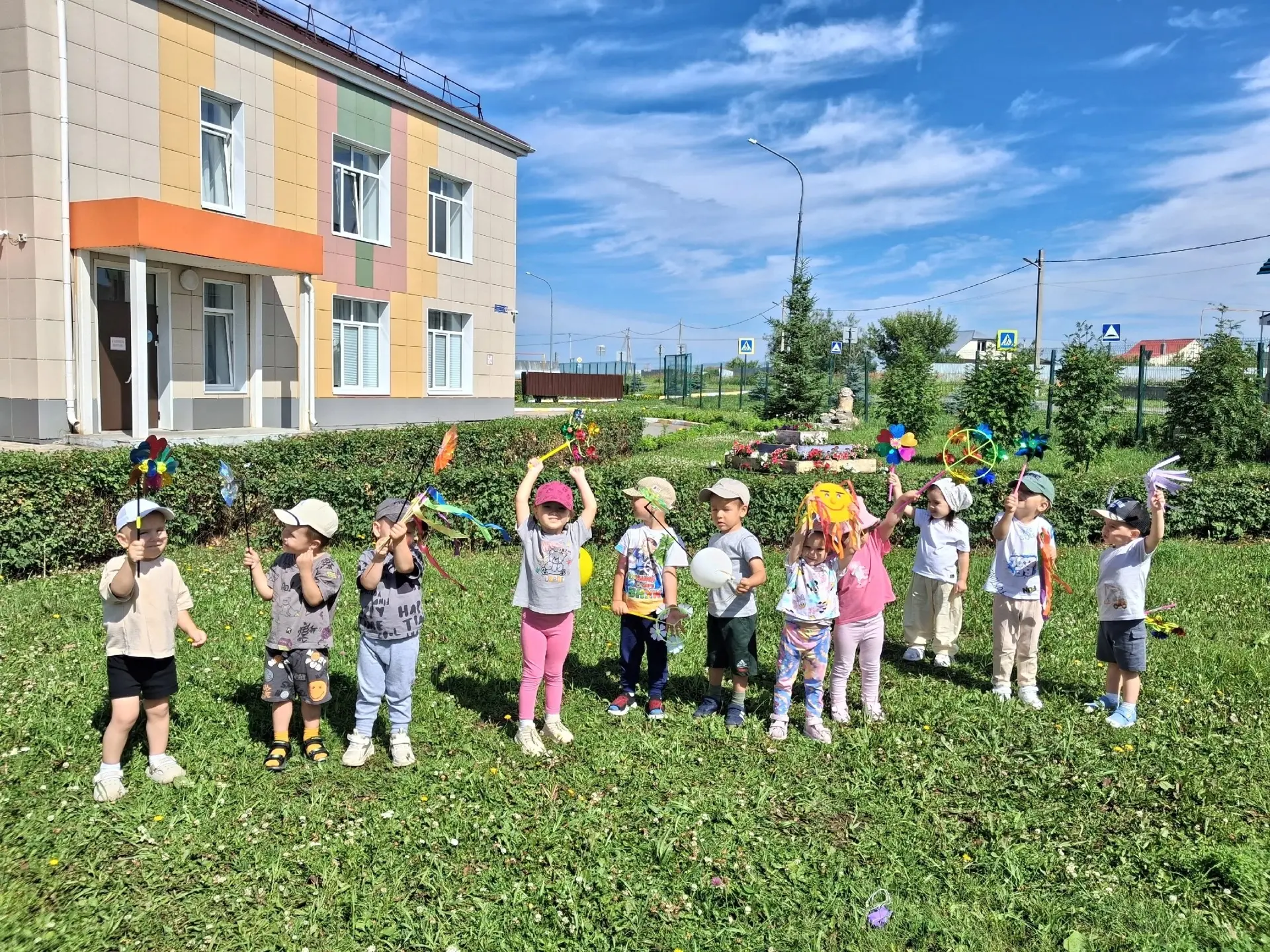 Группа "Крепыши"  

Тема недели: Природа вокруг нас. 🌿🌈  
Дети с восторгом бегали с вертушками, иг