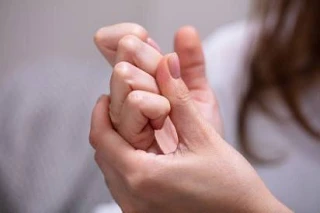 Хрустеть пальцами вредно или нет?  Хруст – это абсолютно нормально, вреда нет. Но и пользы тоже.   П