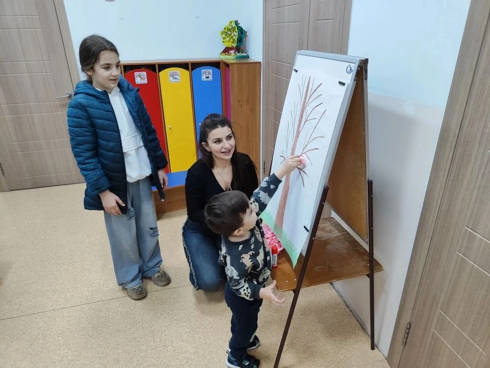 Есть такое явление как капилярность- вода поднимается вверх словно что-то её притягивае...