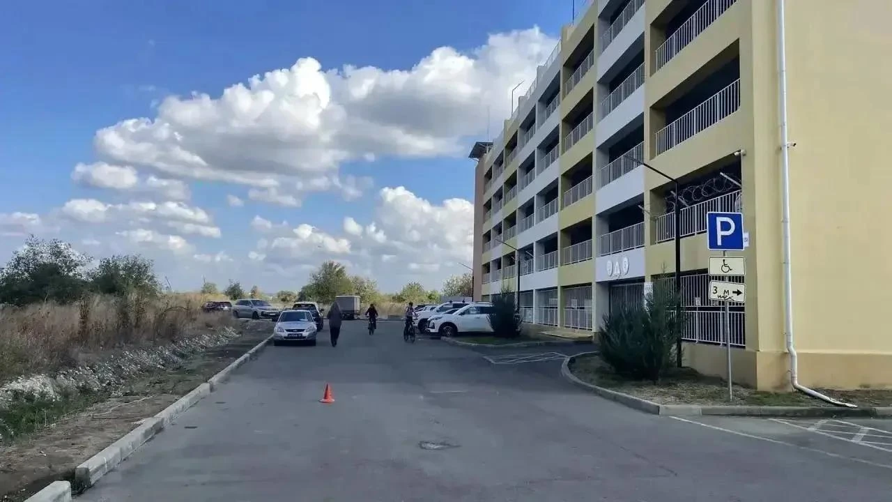 В Анапе автомобиль сбил 9-летнего велосипедиста во дворе дома