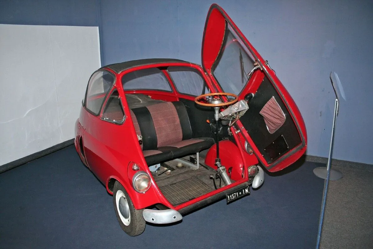 🚗 BMW Isetta

Маленькая «машина-пузырь» с одной дверью (которая открывалась вместе с рулём) и мотор